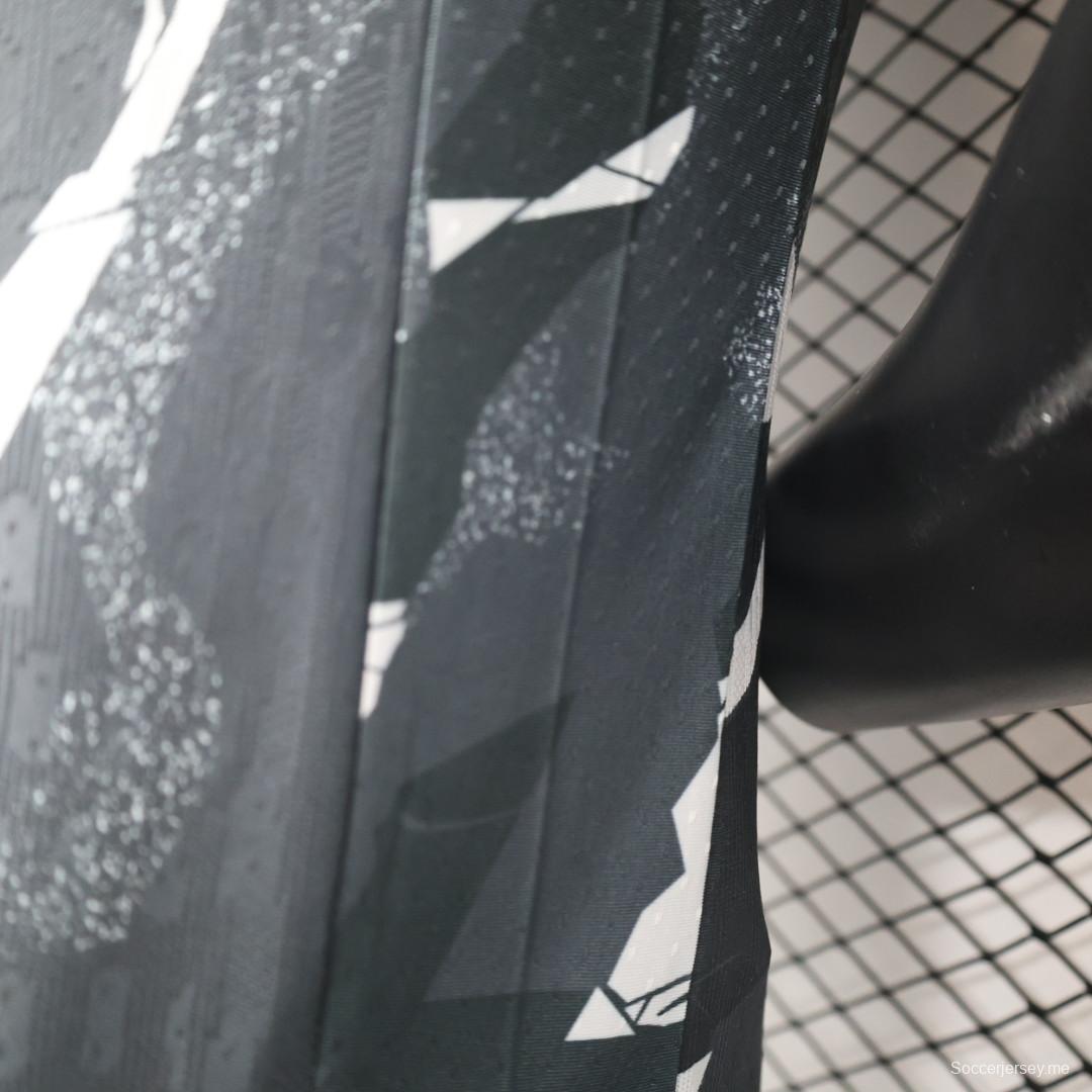 إصدار اللاعب 25/26 FC
قميص الاتحاد أسود مع قميص بنقشة تمويه مجردة