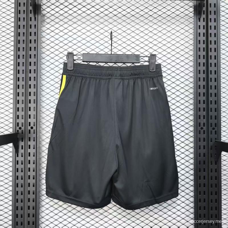 نسخة اللاعب 25/26 شورت مانشستر يونايتد خارج ملعبه