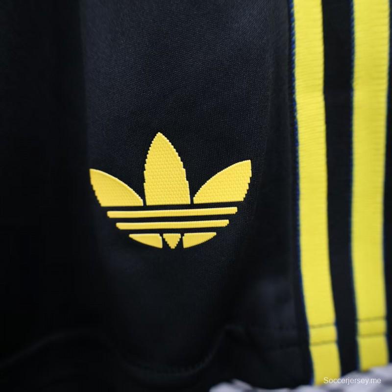 نسخة اللاعب 25/26 شورت مانشستر يونايتد خارج ملعبه