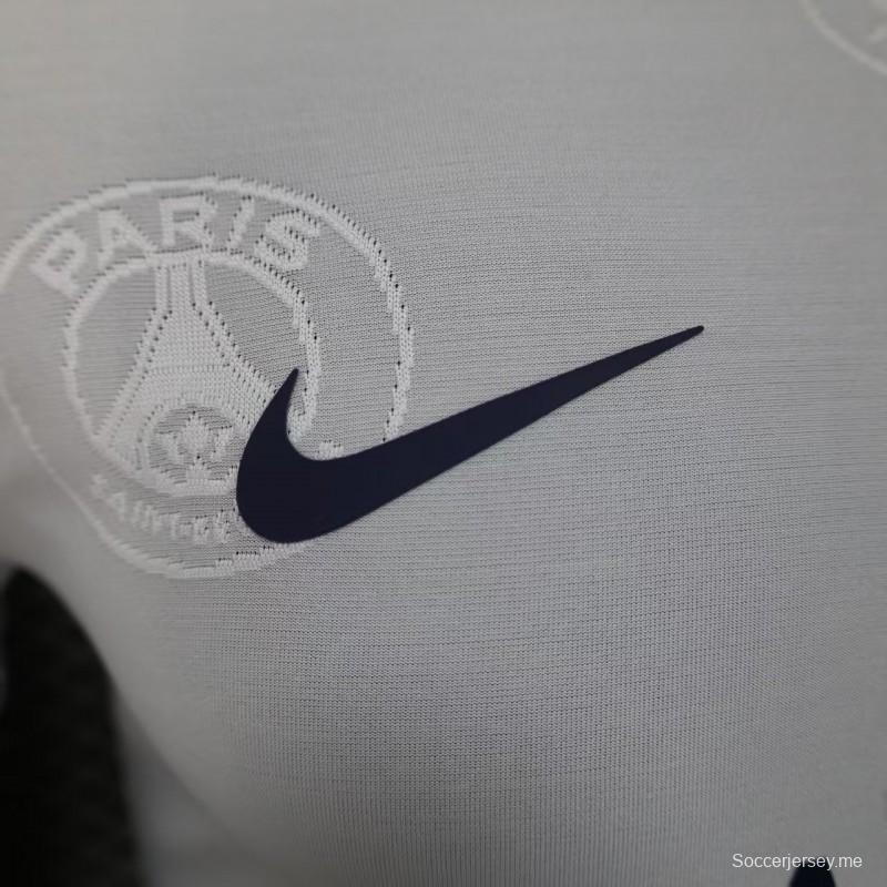 إصدار اللاعب 25/26 باريس سان جيرمان أبيض بنقشة شارة باريس سان جيرمان منقوش عليها قميص أبيض