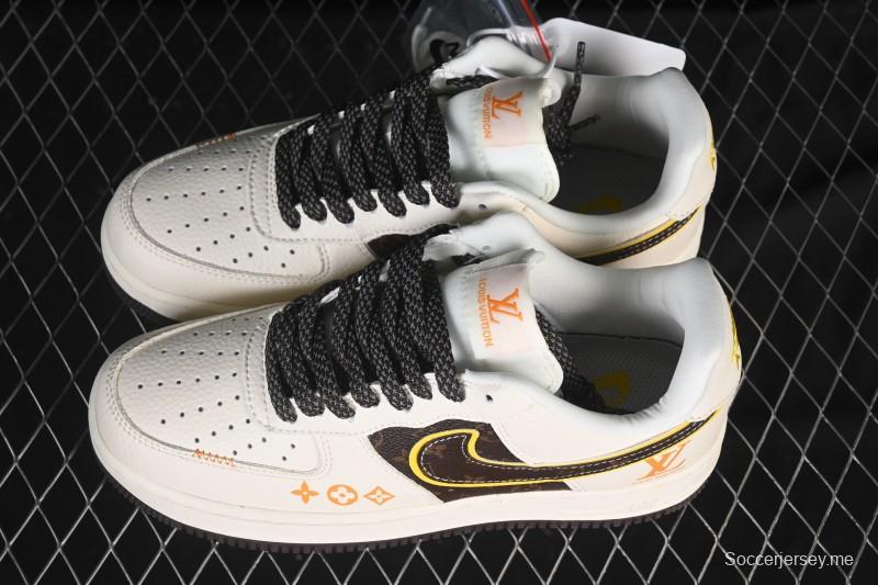 حذاء نايك اير فورس 1 '07 المنخفض من نايك اير فورس 1 '07 LV Collaboration حذاء رياضي كاجوال مرقع باللون البيج والبني - DD1982-302