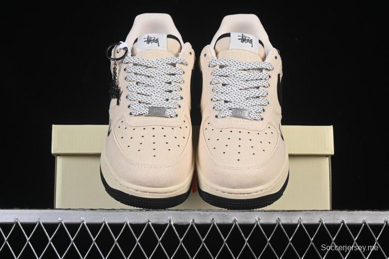 حذاء نايك اير فورس 1 '07 منخفض من نايك اير فورس 1 '07 ستوسي كولابوريشن باللون البيج أسود كانفاس كاجوال - XX3168-155