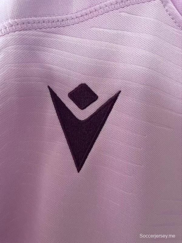 2026 اسكتلندا 2026 قميص اسكتلندي وردي بحافة أرجوانية