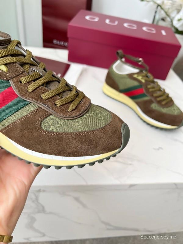 حذاء كاجوال نسائي من غوتشي بطبعة GG سوبريم وتفاصيل معدنية على شكل حصان - AS00330