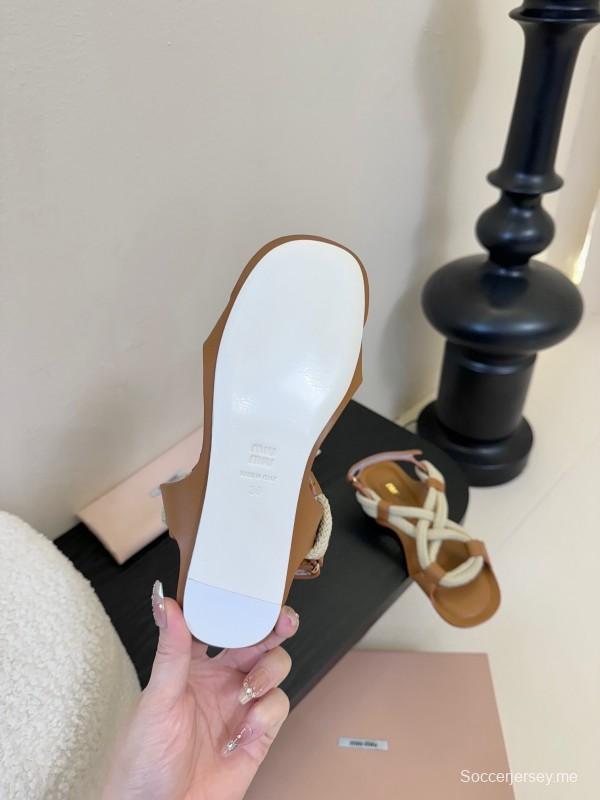 ميو 2025 صندل منسوج من الجوت في أسبوع الموضة لربيع وصيف 2025 - KFY00330