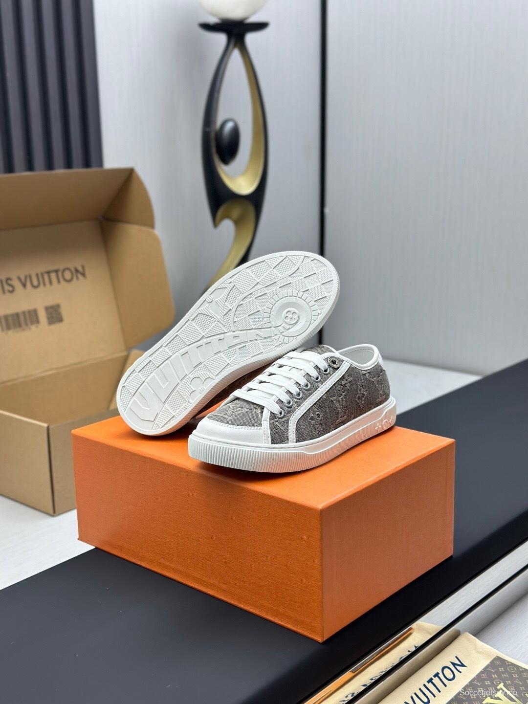 حذاء رياضي أبيض كاجوال بطبعة حيوان بنقشة مونوغرام من لويس فويتون تايم أوت سيريز - تايم أوت