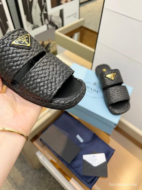 صنادل برادا 2025 من برادا صندل منسوج يدويًا من الرافيا مفتوح من الأمام - KFY00260