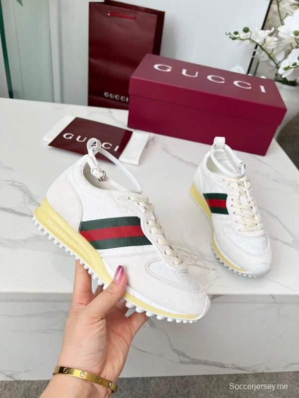 حذاء كاجوال نسائي من غوتشي بطبعة GG سوبريم وقطعة معدنية - AS00330