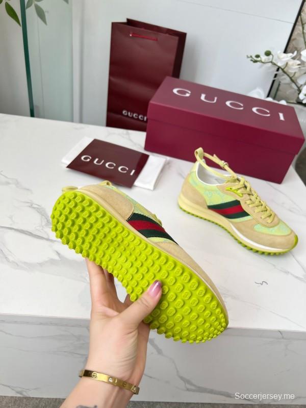 حذاء كاجوال نسائي من غوتشي بطبعة GG سوبريم وتفاصيل معدنية على شكل حصان - AS00330