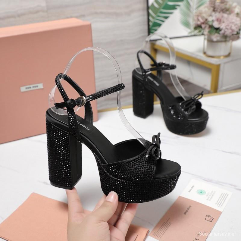 صندل بلينج كريستال من ميو ميو ميو مرصع بعناصر سواروفسكي - KFY00340