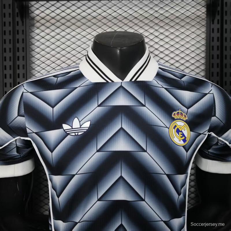 نسخة اللاعب القديمة 1988/89 ريال مدريد الثالثة باللون الأزرق الداكن مع قميص أزرق داكن بنقشة شيفرون هندسية ثلاثية الأبعاد