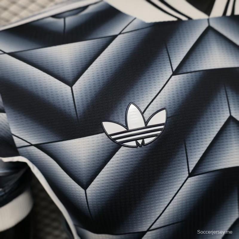 نسخة اللاعب القديمة 1988/89 ريال مدريد الثالثة باللون الأزرق الداكن مع قميص أزرق داكن بنقشة شيفرون هندسية ثلاثية الأبعاد