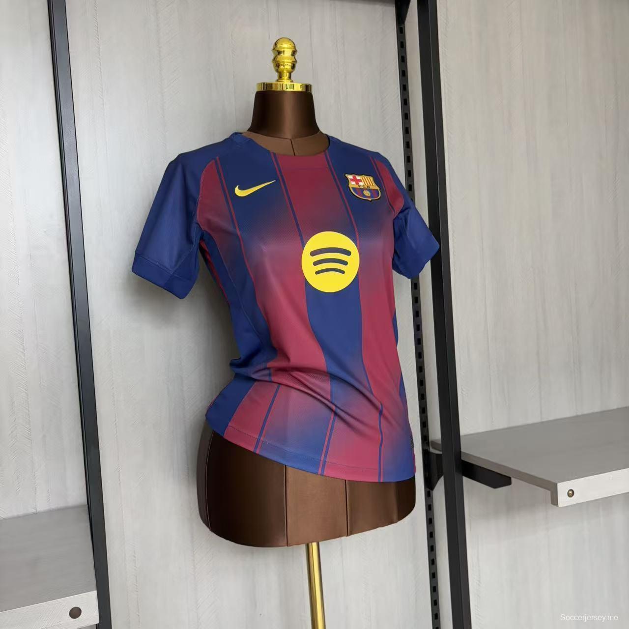 25/26 قميص برشلونة للسيدات على أرضه