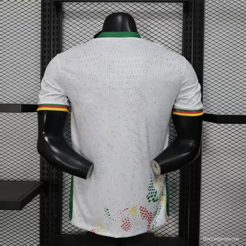 2026 نسخة اللاعب الكاميرون قميص أبيض مع أحمر، نقشة نقطية