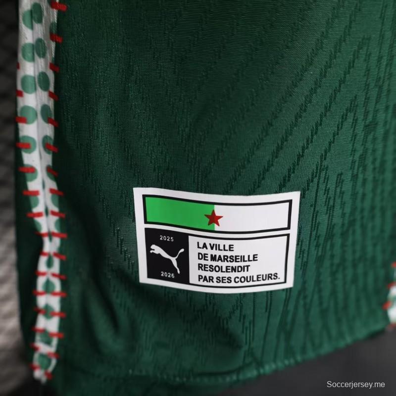 25/26 نسخة اللاعبين مرسيليا أبيض وأخضر مع خطوط عمودية ونقشة منقطة
