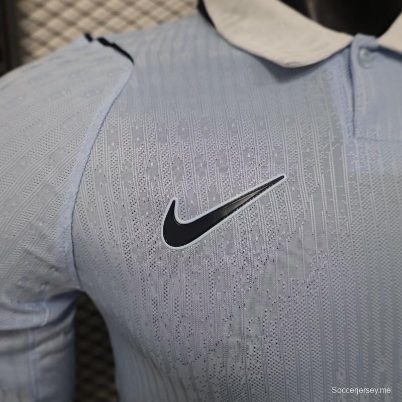 2026 نسخة اللاعب أوروغواي قميص أزرق فاتح مع ياقة بيضاء وأكمام طويلة