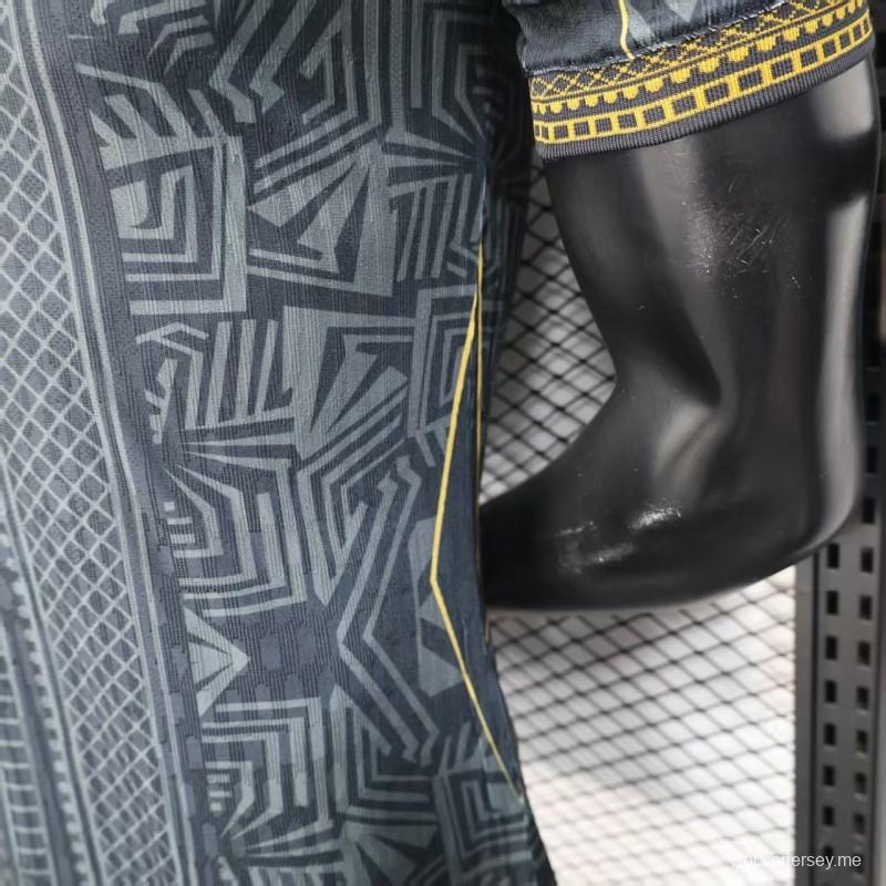 2026 نسخة اللاعبين البرازيلية السوداء مع قميص ذهبي بنمط هندسي قبلي