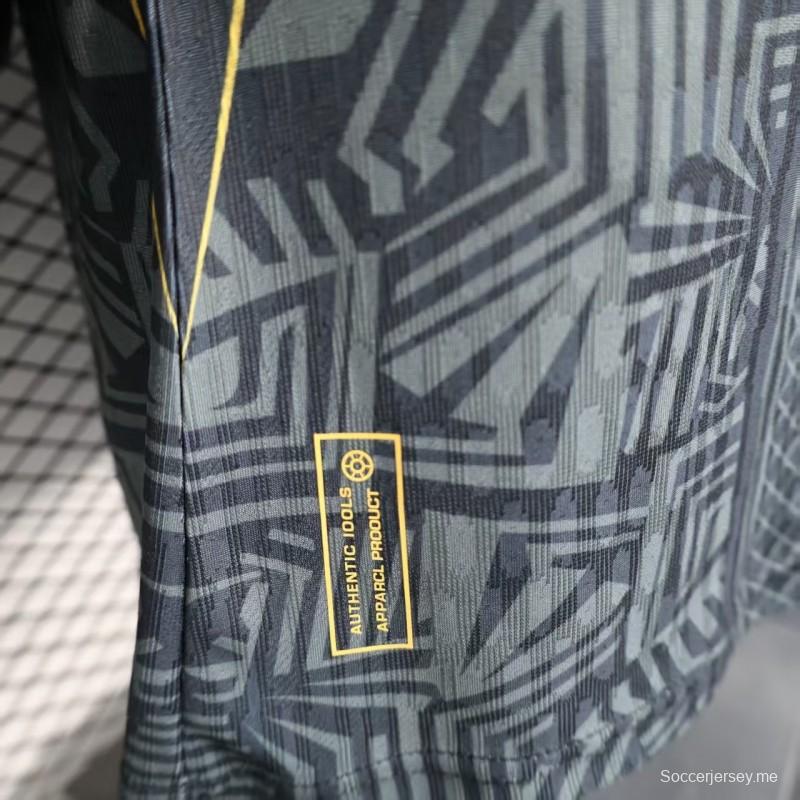 2026 نسخة اللاعبين البرازيلية السوداء مع قميص ذهبي بنمط هندسي قبلي