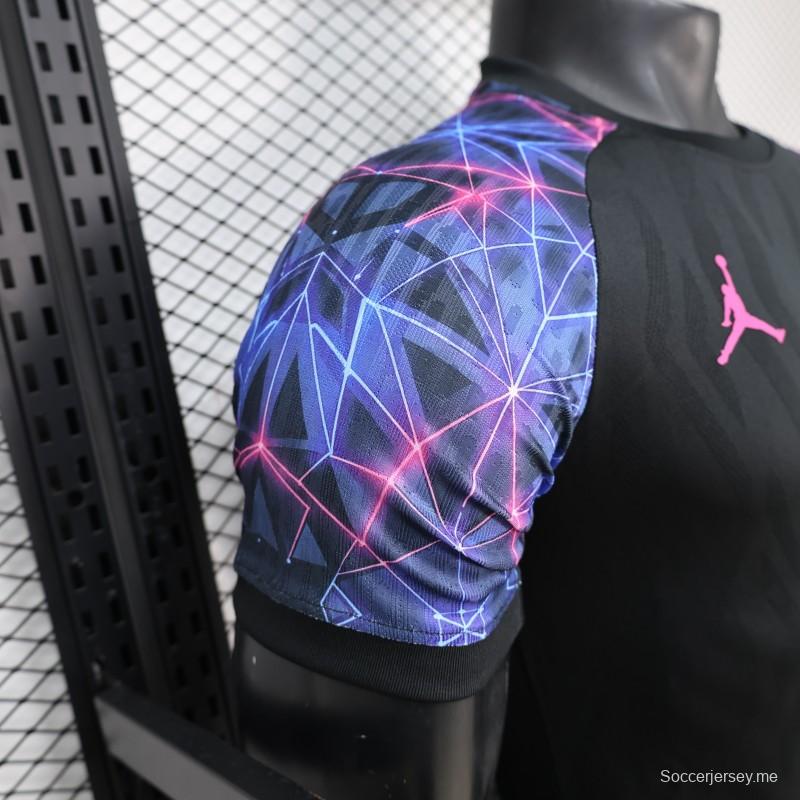 قميص لاعب نسخة 25/26 لفريق برشلونة باللون الأسود مع نقوش هندسية بألوان نيون