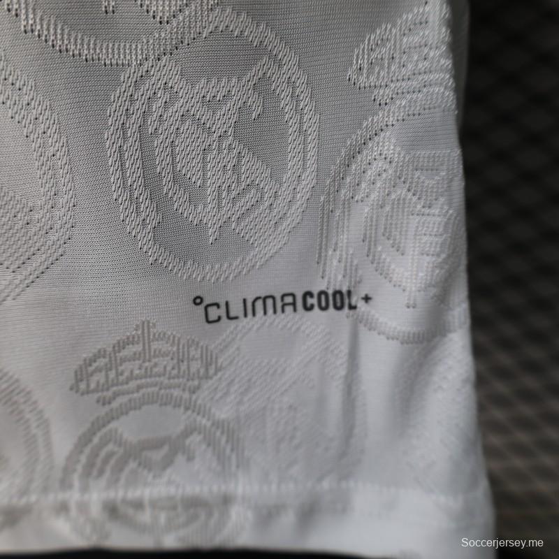 25/26 نسخة اللاعبين قميص ريال مدريد أبيض مع شعار خفيف