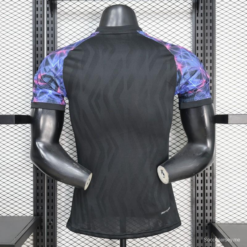 قميص لاعب نسخة 25/26 لفريق برشلونة باللون الأسود مع نقوش هندسية بألوان نيون