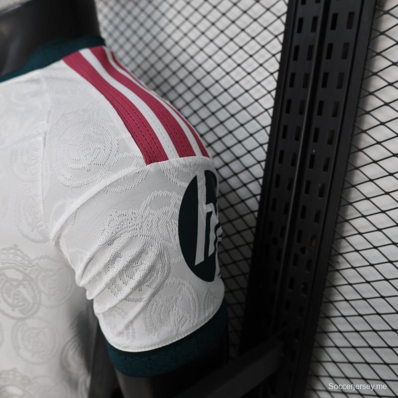 25/26 نسخة اللاعبين قميص ريال مدريد أبيض مع شعار خفيف