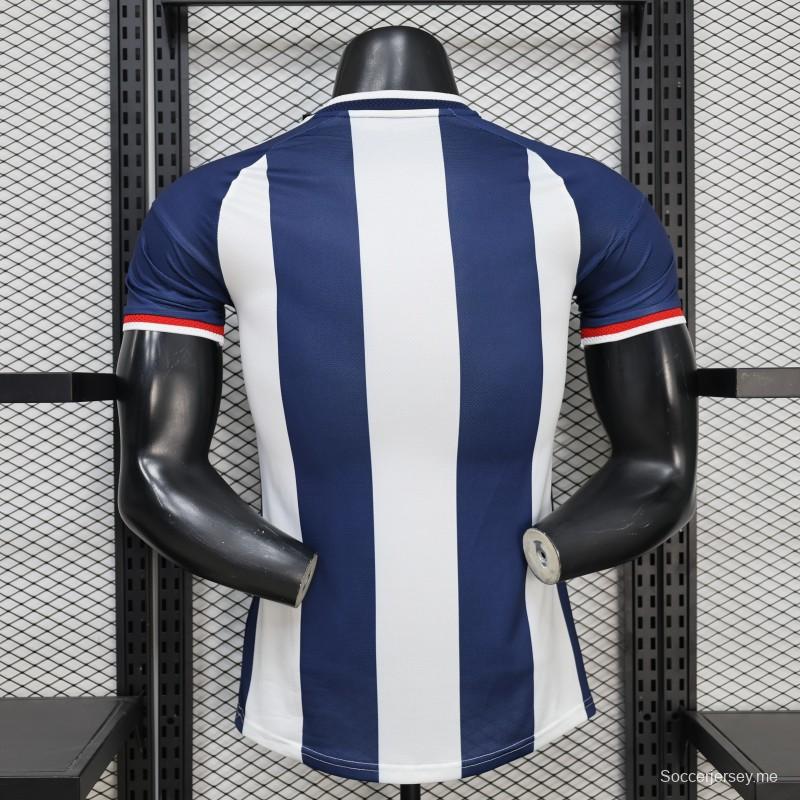 قميص اللاعب نسخة 2027، قميص منتخب اسكتلندا للعب خارج أرضه، أبيض/كحلي بخطوط عمودية
