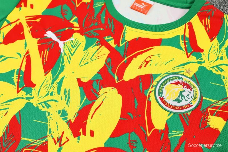 25/26 طقم تدريب بأكمام قصيرة + شورت بنقشة زهور استوائية خضراء من السنغال