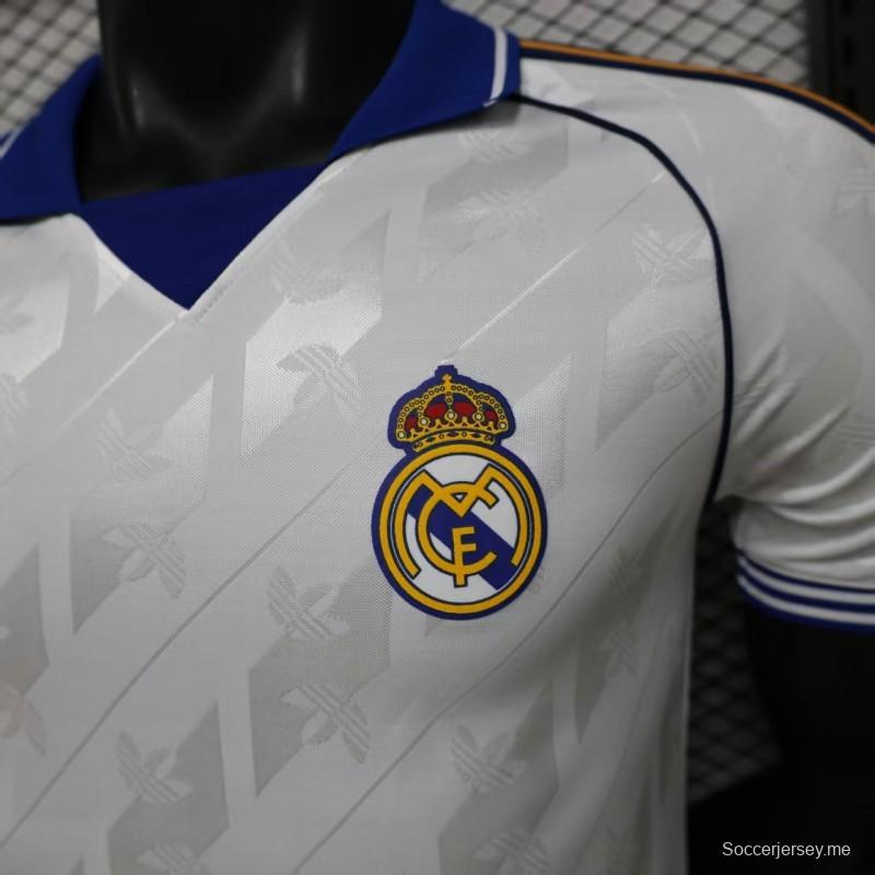 قميص اللاعب نسخة 26/27، قميص ريال مدريد الرسمي الأبيض بياقة زرقاء ونقشة جاكار