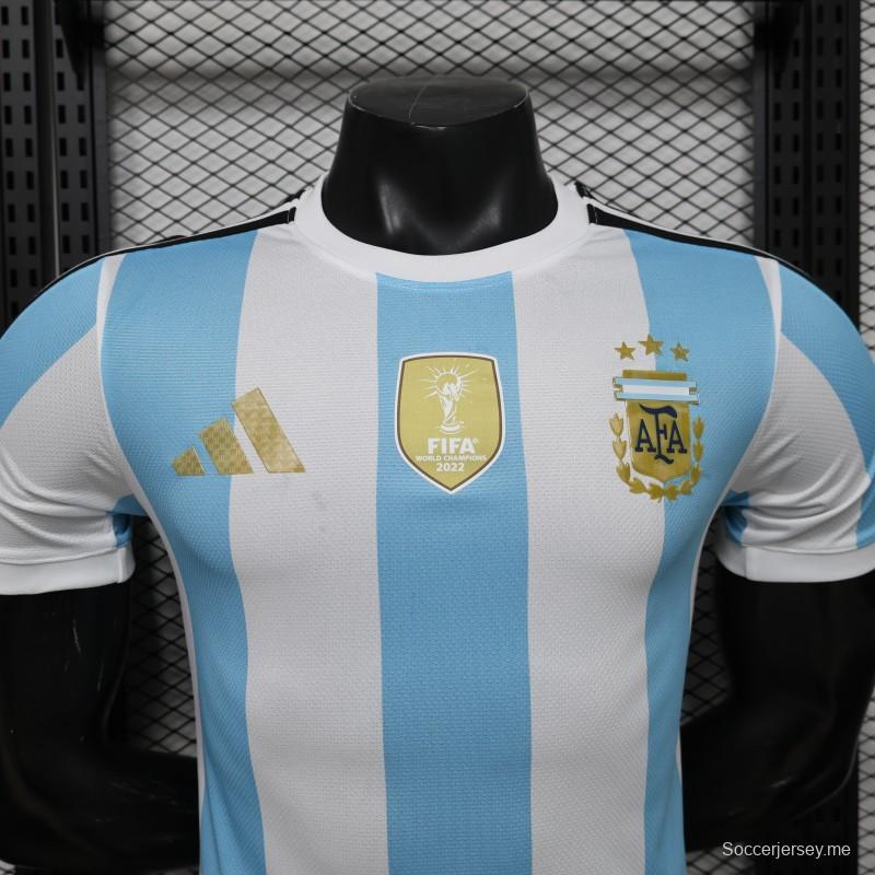 قميص المنتخب الأرجنتيني للمباريات على أرضه، إصدار اللاعب 2027، باللونين الأبيض والأزرق الفاتح مع شارة بطل كأس العالم FIFA