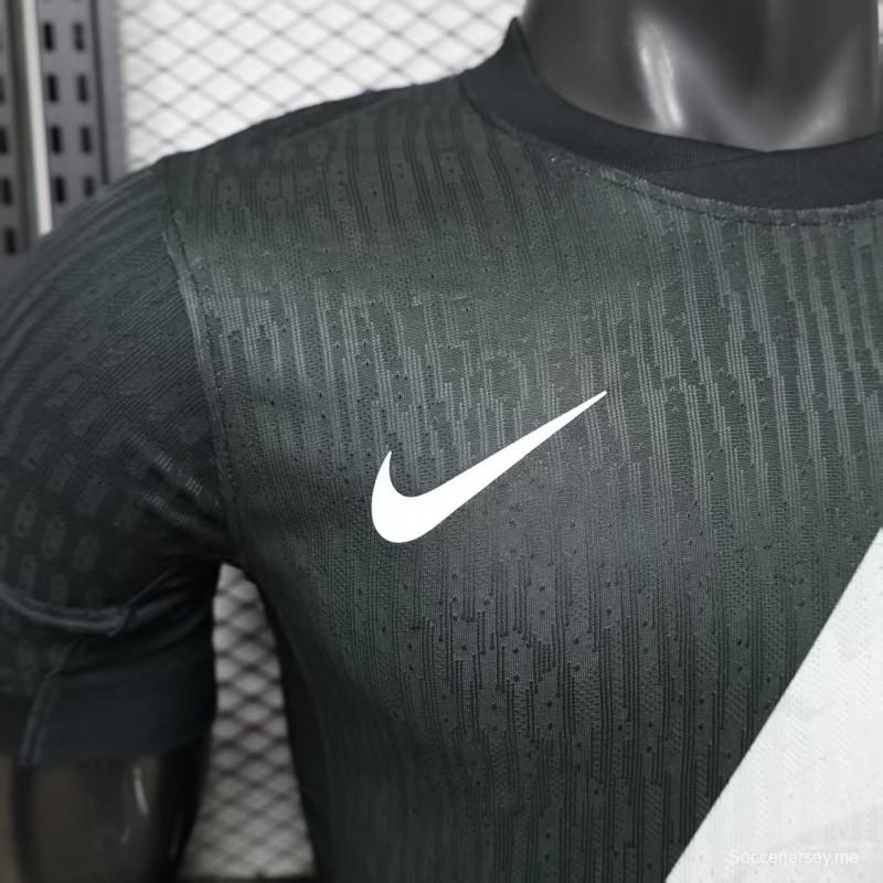 قميص فريق فاسكو دا جاما للموسم 2026/2027 (الملعب) باللون الأسود مع شريط مائل أبيض