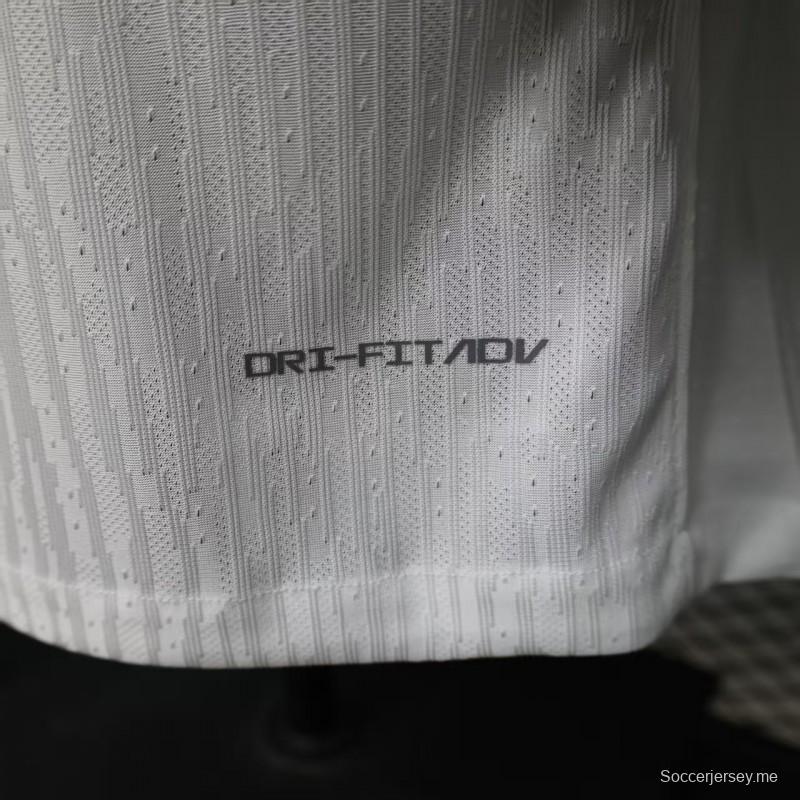 قميص اللاعب رقم 26/27 لفريق فاسكو دا جاما (الزي الخارجي) باللون الأبيض مع شريط مائل باللون الأسود