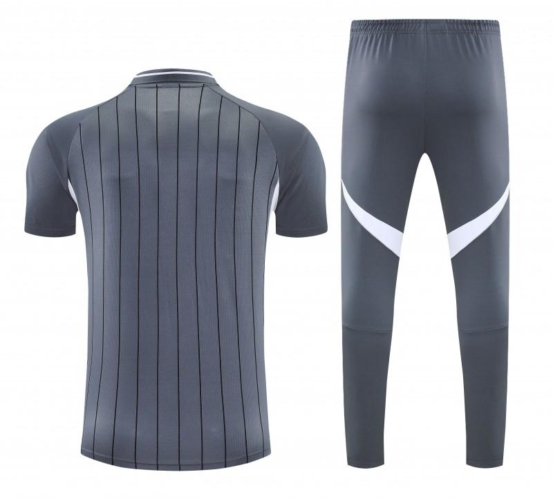 26/27  طقم تدريب بايرن ميونيخ المكون من قميص بولو بخطوط رمادية + بنطال طويل