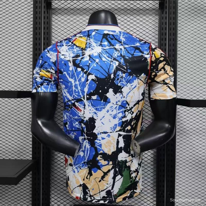 قميص اللاعب الإصدار 26/27 من مانشستر يونايتد، طراز "Multicolor Paint Splash Art" الخاص