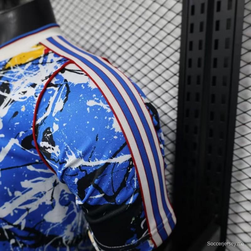 قميص اللاعب الإصدار 26/27 من مانشستر يونايتد، طراز "Multicolor Paint Splash Art" الخاص