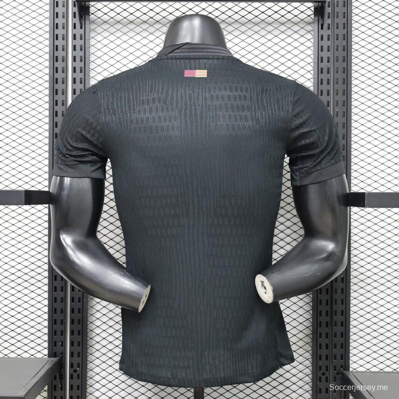 قميص اللاعب الإصدار 26/27 لفريق برشلونة باللون الأسود بالكامل مع شعار الراعي "Spotify" - إصدار خاص