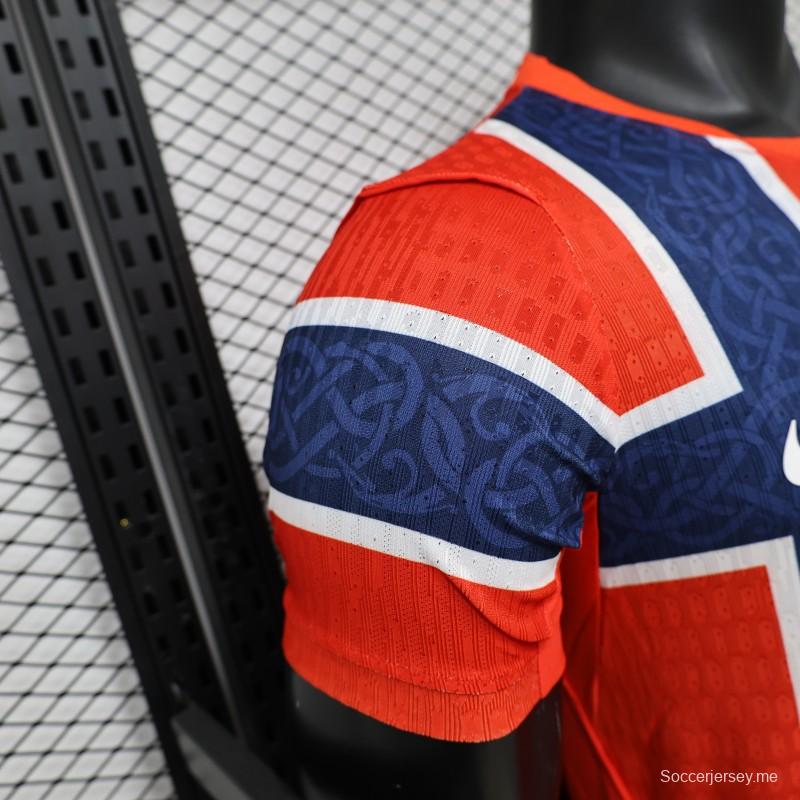 قميص الفريق الأول للاعبين، إصدار 2026، باللونين الأحمر والأزرق مع نمط صليب العلم