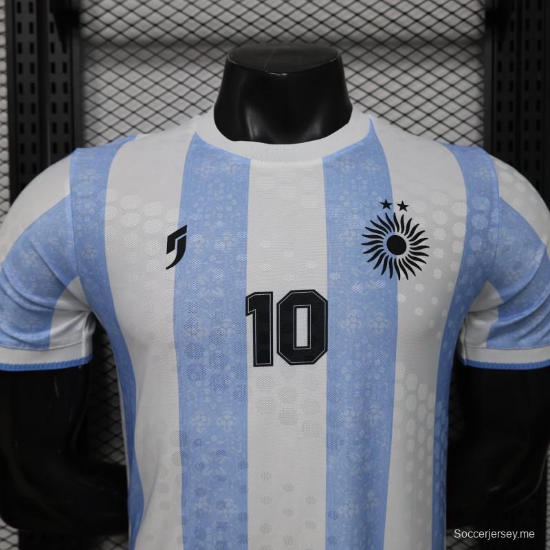 قميص اللاعب الإصدار 2026، قميص الأرجنتين الرئيسي باللون الأزرق الفاتح والأبيض بخطوط عمودية، إصدار خاص