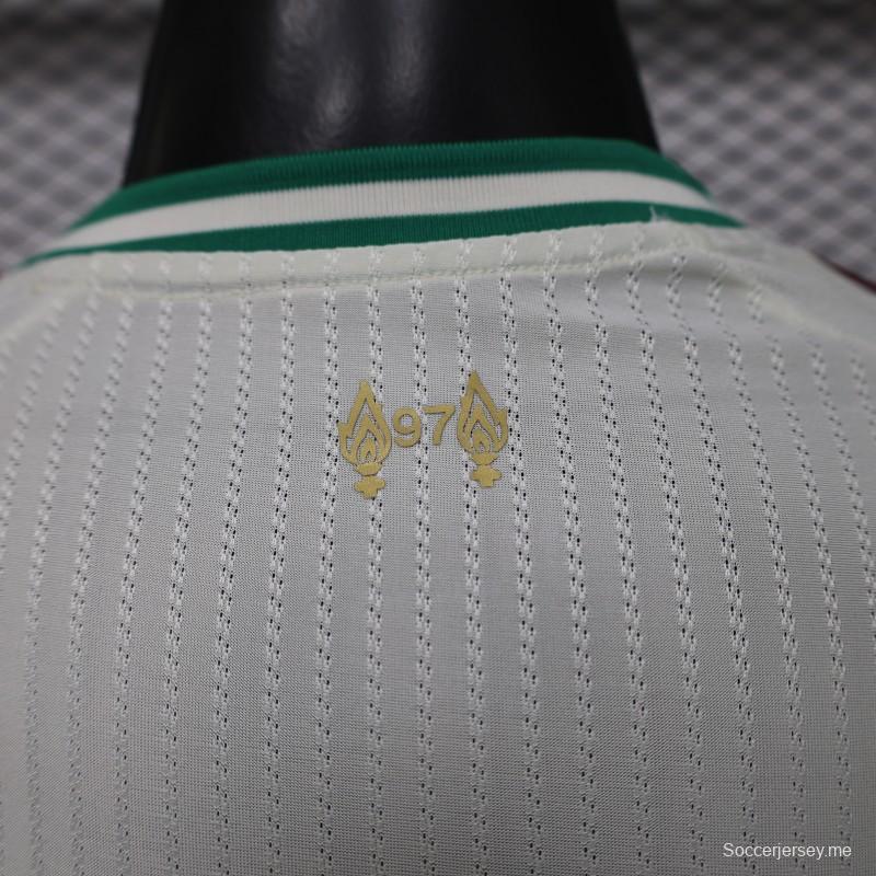 قميص ليفربول لكرة القدم، إصدار اللاعبين 26/27، باللون الأبيض المائل للرمادي مع شعار ذهبي — إصدار خاص للقميص الاحتياطي