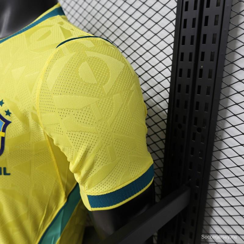 قميص اللاعب رقم 2026 باللون الأصفر البرازيلي بنمط هندسي - قميص المباريات على أرض الفريق
