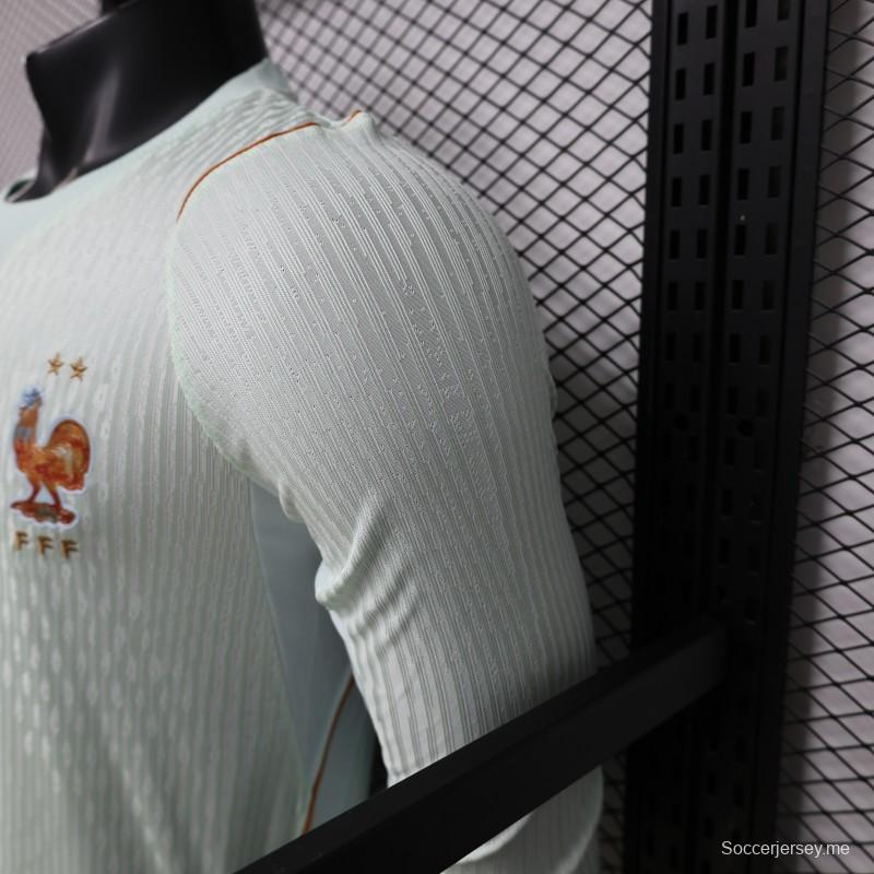 قميص اللاعب ذو الأكمام الطويلة باللون الأخضر الفاتح للعب خارج أرضه، نسخة 26/27، من دار سك العملة الفرنسية