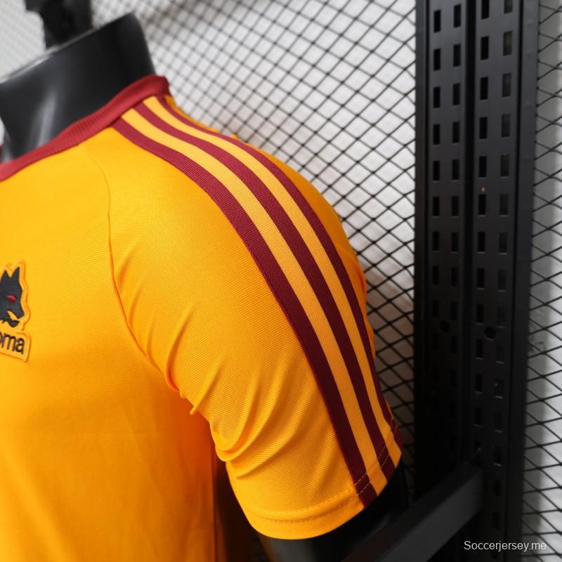 قميص اللاعب الإصدار 26/27، نسخة خاصة باللون البرتقالي من فريق روما بالتعاون مع Adidas Originals