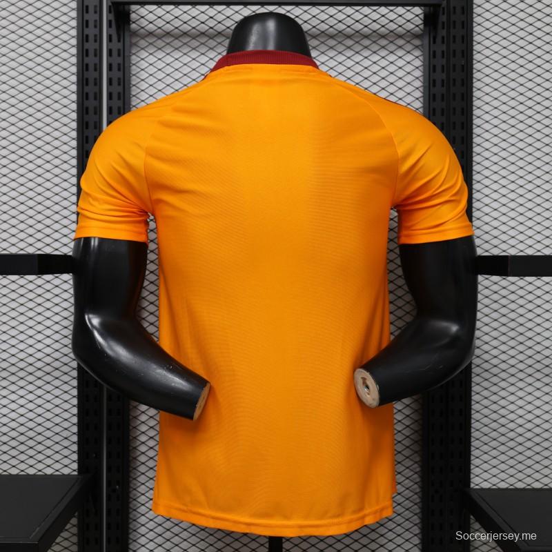 قميص اللاعب الإصدار 26/27، نسخة خاصة باللون البرتقالي من فريق روما بالتعاون مع Adidas Originals