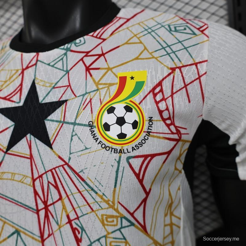 قميص اللاعب الإصدار 2026 باللون الأبيض مع نقوش متعددة الألوان - إصدار خاص