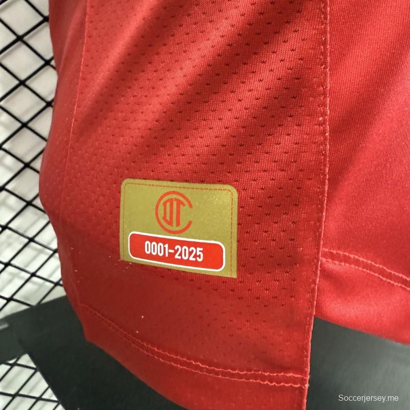 قميص ديبورتيفو تولوكا FC من نيو بالانس للمباريات على أرضه، نسخة اللاعبين 26/27، باللون الأحمر الداكن والأبيض