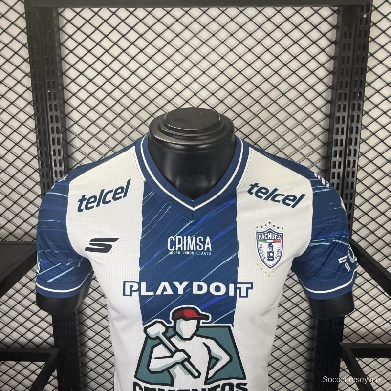 قميص اللاعب رقم 25/26 من فريق CF باتشوكا، أبيض وأزرق بخطوط عمودية، قميص المباريات على أرض الفريق