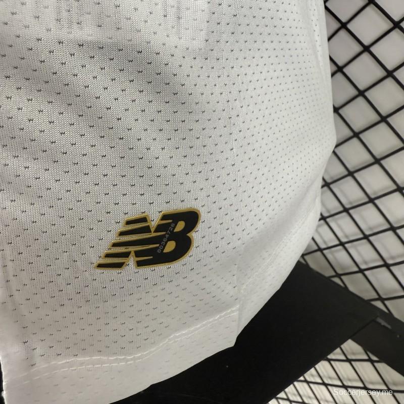 قميص ديبورتيفو تولوكا (نادي كرة القدم) لللاعبين، إصدار 26/27، من نيو بالانس، قميص خارجي باللونين الأبيض والأحمر