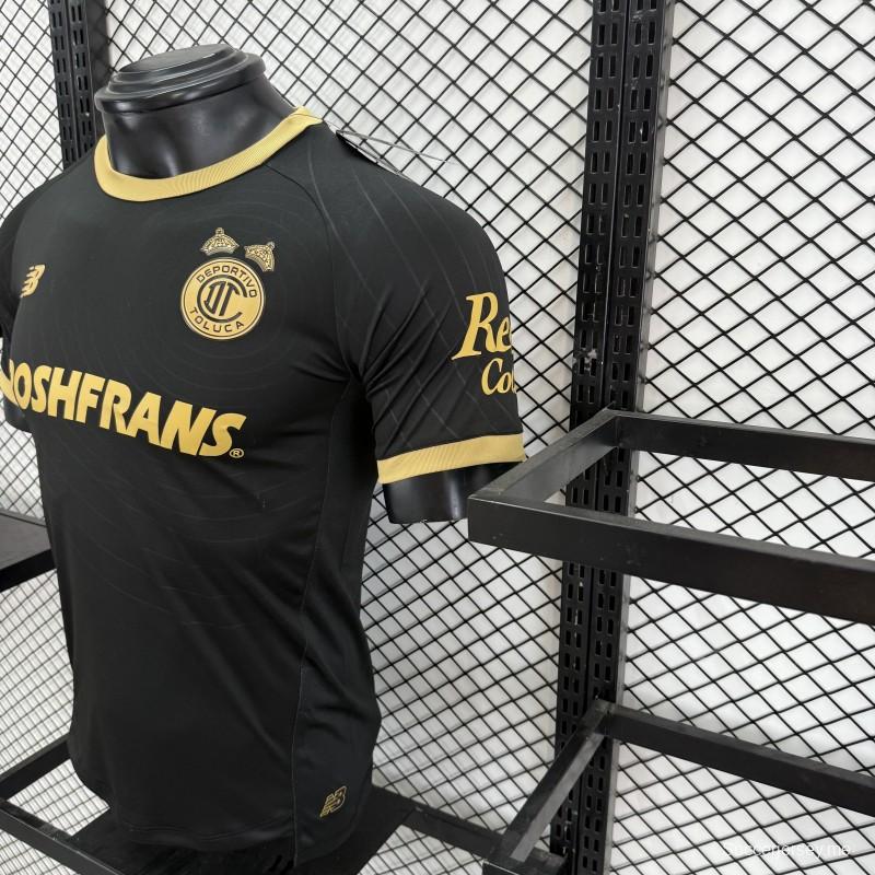 قميص ديبورتيفو تولوكا لكرة القدم (إصدار اللاعبين 26/27) من نيو بالانس للعب خارج أرضه باللونين الأسود والذهبي