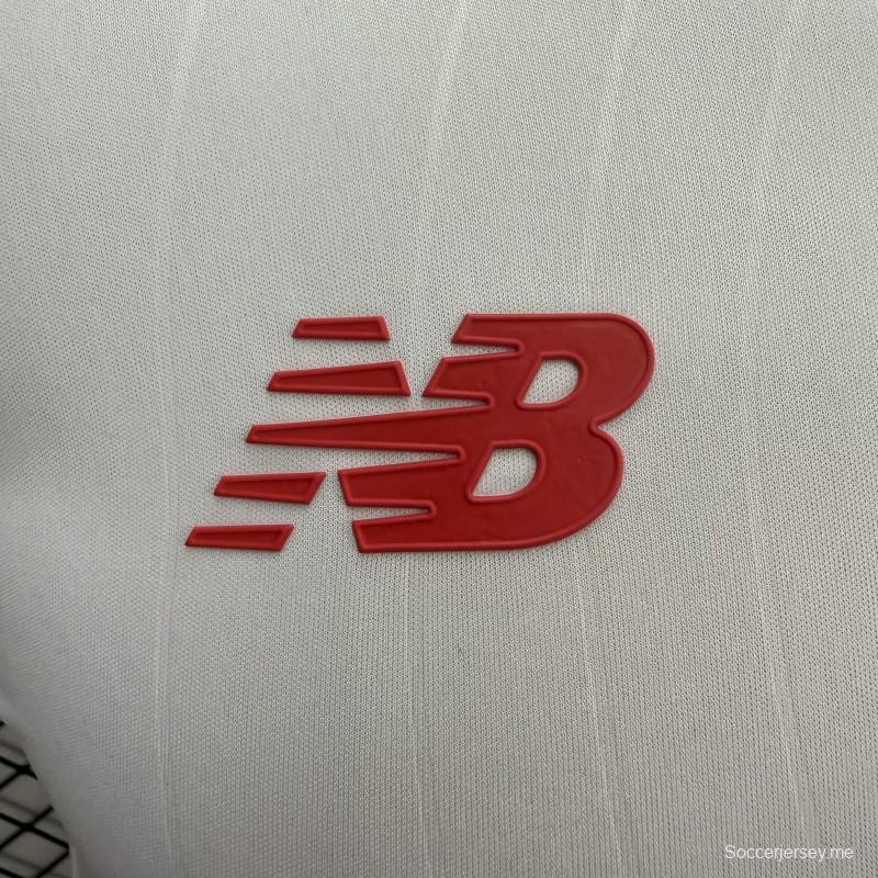 قميص ديبورتيفو تولوكا (نادي كرة القدم) لللاعبين، إصدار 26/27، من نيو بالانس، قميص خارجي باللونين الأبيض والأحمر