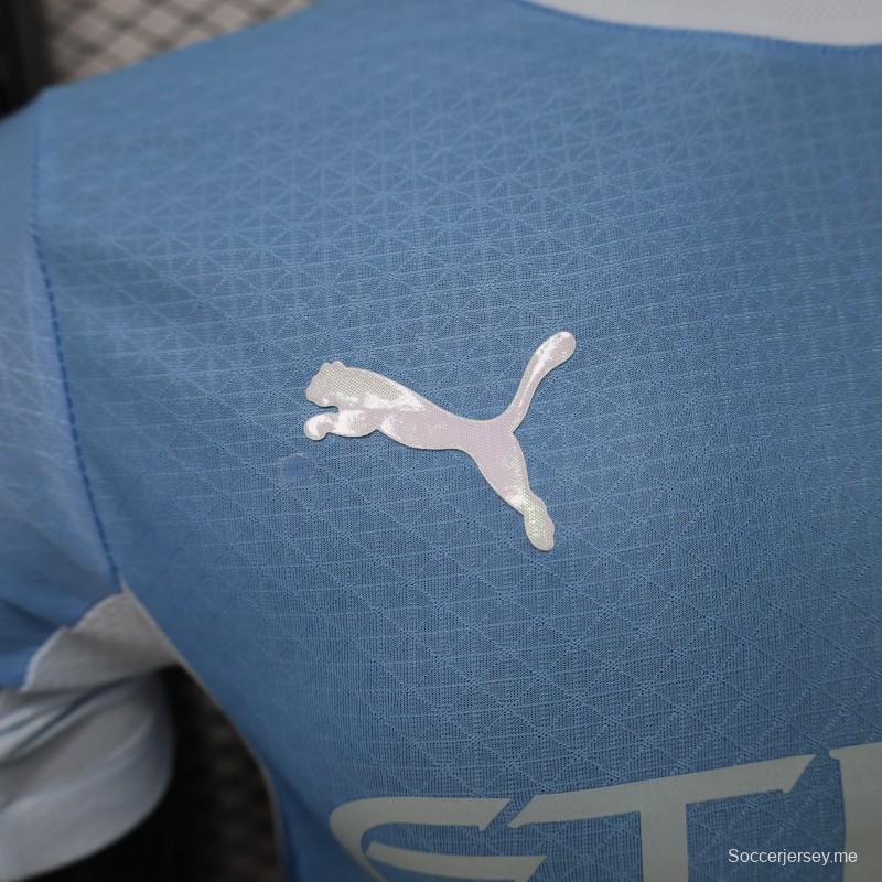قميص مانشستر سيتي الأزرق السماوي مع شريط جانبي أبيض (نسخة اللاعبين) - قميص المباريات على أرض الفريق